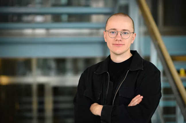Tom Peters står med armarna i kors. Han ser vänlig, men bestämt ut. 